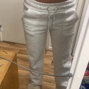 Lågmidjade mjukis - Säljer dessa lager 157 byxor eftersom att jag har en massa byxor och behöver bli av pris kan diskuteras och har byxorna i  alla färger så om du skulle söka en speciell färg så är det bara att skriva 💕