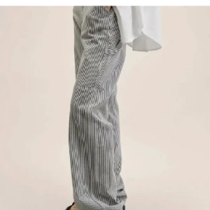 Randiga jeans  - Randiga jeans från mango, använd enstaka gånger. Storlek 38 