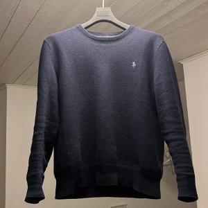 Ralph lauren sweatshirt  - Stickad Ralph lauren sweatshirt i toppskick inga defekter! Storlek L men liten i storlek så sitter som S