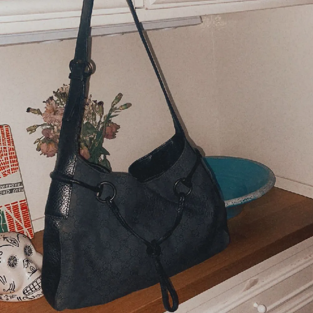 Gucci horsbite vintage i svart monogram denim och läder. Köpt på Vestiaire collective. Den är i utmärkt skick och perfekt storlek. . Laukut & Käsilaukut.