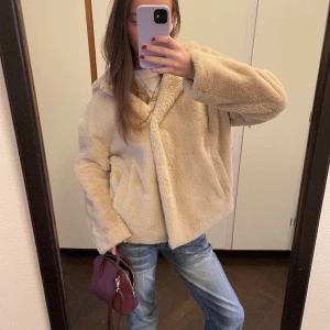 Mysig pälsjacka - Jättebra skick och utan defekter. Supermjuk och knappt använd då jag har en liknande.