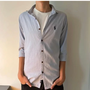 Ralph Lauren skjorta - Ralph Lauren skjorta som e ny utan prislapp, eftertraktad modell som  slutat säljas, Nypris 1400kr Vårt pris 449, Storlek M men sitter definitivt mer som S, Tveka inte att skriva vid frågor eller funderingar💯💯