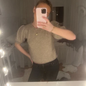 Stickad tshirt  - En beige/brun stickad tshirt från veromoda i storlek M men passar som S❤️