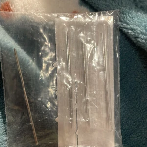 Piercing nålar 0,8 mm - Köpte för små men funkar säkert för öron har öppnat 2 men ej andvända och har fortfarande skyddet kvar på nålen 