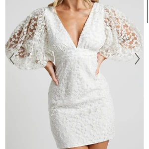 SHOWPO klänning strl 34 - Säljer denna superfina klänningen, då den inte kommer komma till användning. Passar perfekt till studenten eller skolavslutningen. Prislappen sitter kvar, och har aldrig använts 💗Klänningen är även slutsåld på hemsidan 💕💕BUDA!!💋💋