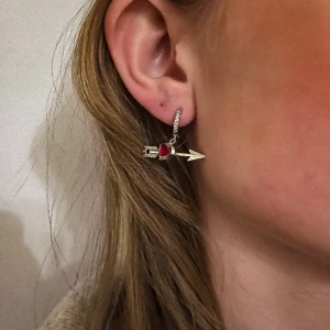 Bianca earring - Bianca earring 50kr säljes styckevis Vid frågor ,funderingar eller intresse hör av er💕