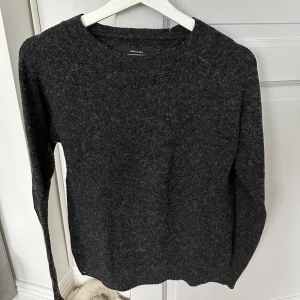 Mörkgrå stickad tröja - Mörkgrå stickad tröja från Vero Moda. I strö XS. Väl använd men i fint skick. 60kr + frakt