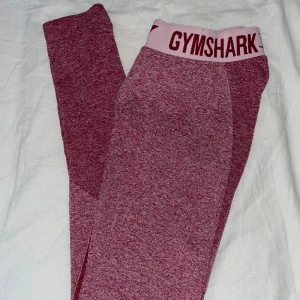 Gymshark flex tights - Jättebekväma tights från gymshark flex kollektionen. Använda några gånger, litet slitage som visas på bild nummer 2. Storlek XS men såpass stretchiga att dom passar S. Aningen mörkare i verkligheten än på bilden med modellen. 