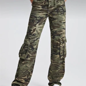  gröna cargo byxor - Byxan är i jeans material och är köpt från shein för 279kr och säljs för 155kr. Byxan är ganska ny har aldrig kommit till användning pga att den inte är min stil.