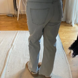 Ljusblåa jeans  - Ljusblåa, högmidjade jeans från lager och heter lane. Aldrig använda, nyskick. Strl. S