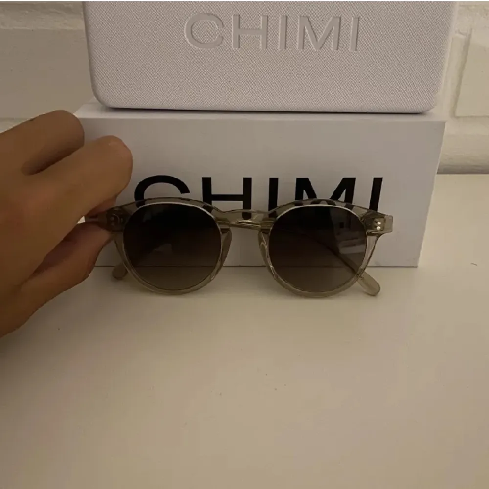 Säljer mina Chimi solglasögon! Köpta på NK i våras och i inprincip nyskick, använda fåtal gånger. Priset inte hugget i Sten!  . Övrigt.