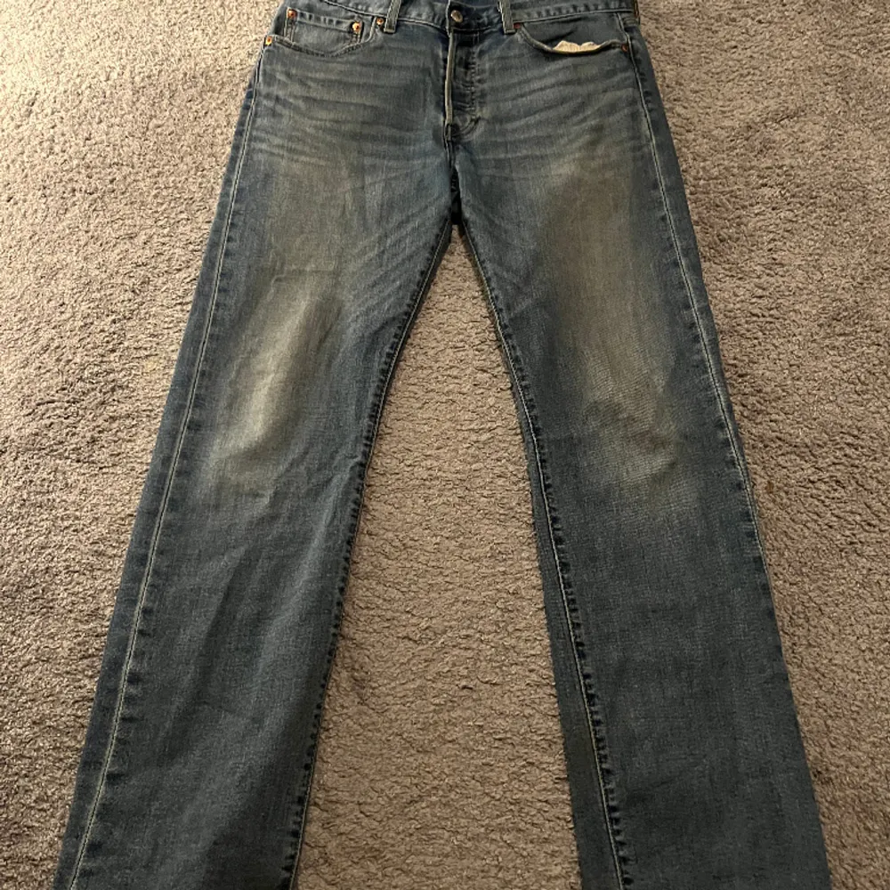 Levis 501 jeans w32 L34  Använda men bra skick  Ljus jeans färg . Jeans & Byxor.