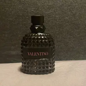 Säljer min helt nya valentino parfym. Aldrig använd 100ml