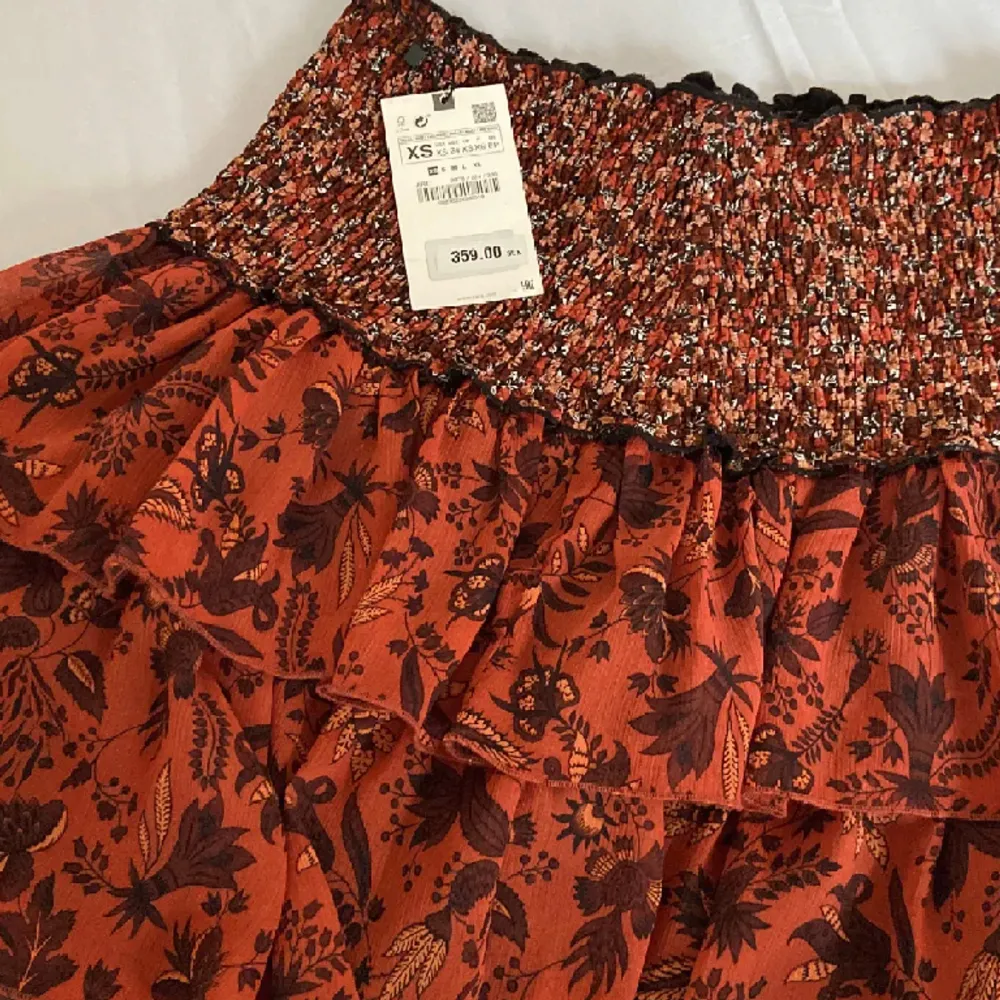 Säljer den här snygga kjol från zara. Den är i fint skick och är knappt använd.💕. Kjolar.