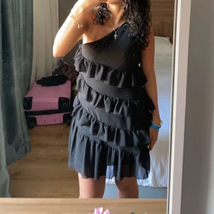 Svart klänning  - Skit snygg svart klänning, perfekt till sommaren i storlek s , använd 2 gånger! 