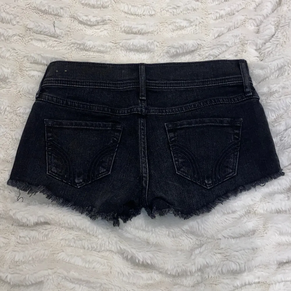 supersnygga lågmidjade svarta jeans shorts som tyvärr inte passade mig💗💗betalning sker via köp nu💗. Shorts.