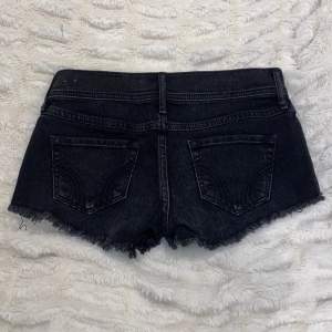 supersnygga lågmidjade svarta jeans shorts som tyvärr inte passade mig💗💗betalning sker via köp nu💗