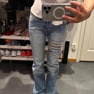 Coola jeans - Säljer dessa skit coola jeans som jag köpte på Plick men som tyvärr inte passade mig🩷midjemåttet rakt över är 37 och innerbens längden är 78