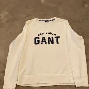 En snygg Gant tröja. Den är i nyskick och är nästan aldrig använd. 