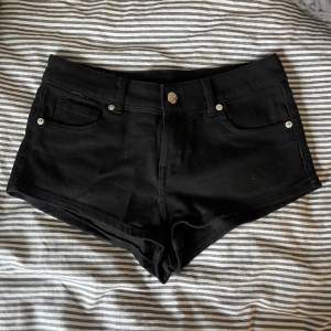 Säljer ett par low waist shorts från h&m som jag köpte i somras och bara använt en gång💓