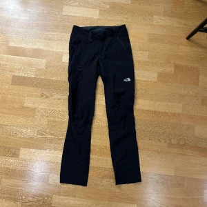 The North Face vindbyxor - Säljer mina The North Face vindbyxor då jag växt ur dom. De är i storlek 30 och i prima skick då jag endast använt dom ett antal gånger. (Nypris ca 1300kr)