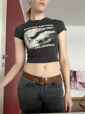  HM t-shirt nyskick❣️ - Säljer denna nästintill oanvända hm t-shirt🩷 Tycker att den ger lite brandy Melville vibbar🤌 Storlek är xs och färg mörkgrå