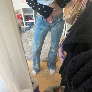 Coola jeans  - Säljer dessa sjukt coola Lågmidjade jeans från diesel som är lite ”fläckiga” i färgen, tyvärr är de försmå för mig, midjemått rak över: 35 cm❤️ innerbenslängden: ca 83 cm💕jag är 1,73 