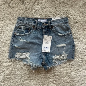 Zara shorts💙 - Säljer dessa supersnygga zara shorts. Fick dessa i julklapp men satt inte som önskat, lappen är kvar. Har likadana i grå också. Kan sänka vid snabb affär. TRYCK INTE PÅ KÖP NU DIREKT, skriv till mig först💙