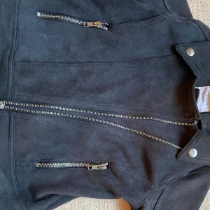 Mockajacka - En svart mocka jacka som inte passar min lillasyster längre. Sjukt snygg och är i storlek 134 men skulle säga att den även passar 140 och 146🤗 dragkedjan går snett och det är fickor💗 bara att ställa frågor, kan självklart diskutera pris❤️❤️