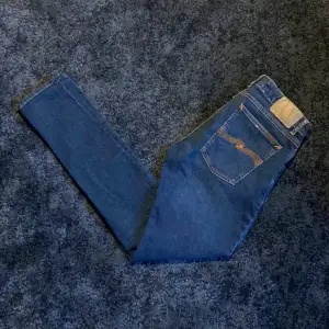 Blåa Nudie jeans som är i ett jättefint skick, 9/10. Storlek 31/32 och är slim fit! Nypris är cirka 1600kr men vårat pris är 499kr. Hör av er om ni har några frågor!