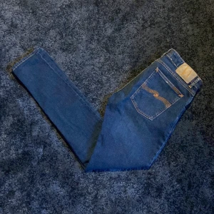 Nudie jeans - Blåa Nudie jeans som är i ett jättefint skick, 9/10. Storlek 31/32 och är slim fit! Nypris är cirka 1600kr men vårat pris är 499kr. Hör av er om ni har några frågor!