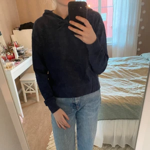 Hoodie - Marinblå tunn hoodie från forever21. Liknar manchester i materialet.
