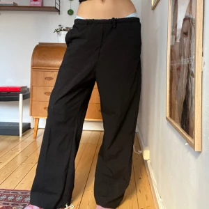 Baggy kostymbyxor - Skitnajs kostymbyxor från weekday! Inte alls använda mycket! Nypris 700kr Jag är 175 cm lång!