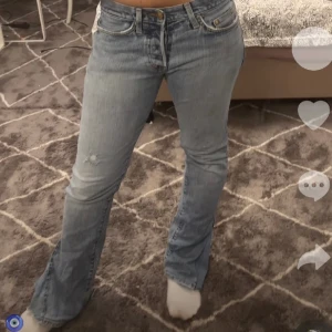 Low waisted jeans - Säljer dessa fina lowwaisted jeans som är utsvängda. Säljer pga att jag inte längre använder de🎀. Jag är 161, och skulle uppskatta att det är W28-30. Det är bara att trycka på köp nu, skickar alltid fraktbevis och fraktar den dagen eller dagen efter