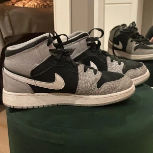 Jordan 1 - Säljer nu dessa jordan 1 som endast är använda fåtal par gånger💕 Bra skick men säljer då de inte kommer till användning💗Köpta från restock för ungefär 1700 💕 Pris kan diskuteras
