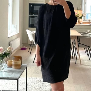 Svart kort klänning - Klänning från h&m! Jättefin med skärp till också! I bra skick! 🖤