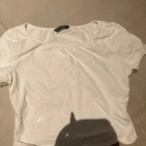 Vit topp🤍😍 - Säljer denna topp, använd 2-3 gånger och i bra skick .  Är i storlek M, men passar på folk med xs-s storlek. Kostade 5€ (50 kronor) från början och nu säljer jag den för 2€ (20 kronor). Kom privat för mer foton&intresse💘🤍