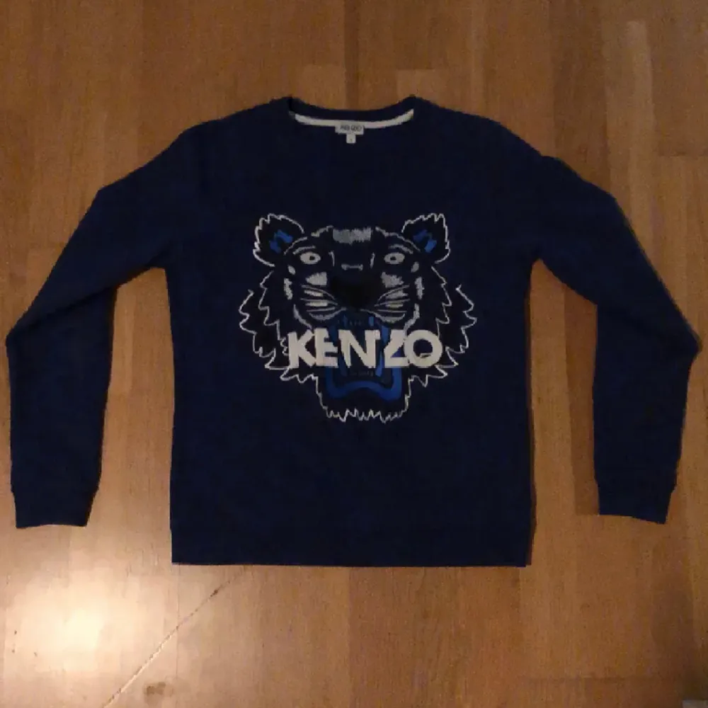 Säljer min Kenzo tröja som då är använd ett par gånger. Fick produkten som en present förra året. Storlek S, vill man ha fler bilder så är det bara att skriva så fixar jag det. Pris kan diskuteras vid snabb affär . Hoodies.