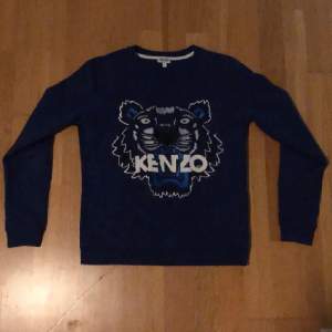 Säljer min Kenzo tröja som då är använd ett par gånger. Fick produkten som en present förra året. Storlek S, vill man ha fler bilder så är det bara att skriva så fixar jag det. Pris kan diskuteras vid snabb affär 