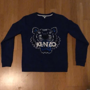 Kenzo Tröja - Säljer min Kenzo tröja som då är använd ett par gånger. Fick produkten som en present förra året. Storlek S, vill man ha fler bilder så är det bara att skriva så fixar jag det. Pris kan diskuteras vid snabb affär 