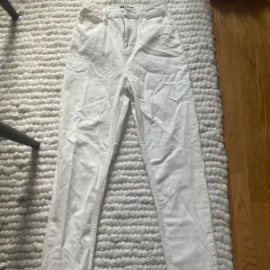 Snygga vita jeans som jag endast testat en gång och inte kommit till användning!! är skrynkliga men går enkelt att fixa! passar er som har långa ben (är 180 och dessa är lite långa på mig) 26/38 