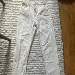 Vita jeans - Snygga vita jeans som jag endast testat en gång och inte kommit till användning!! är skrynkliga men går enkelt att fixa! passar er som har långa ben (är 180 och dessa är lite långa på mig) 26/38 