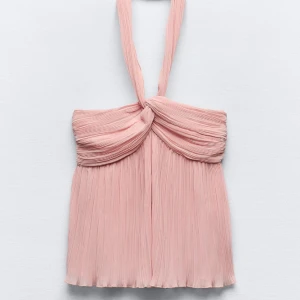 Rosa zaratopp - Säljer nu min suuuuperfina och populära topp från Zara. Helt slutsåld i alla storlekar! Endast använd 1 gång. Köptes för 379. Storlek XS. Vid snabb affär kan pris alltid diskuteras 💘