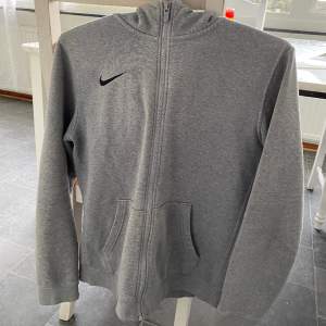 Grå Nike hoodie, storlek xs  Bra skick 