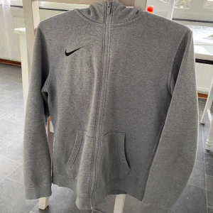 Nike hoodie  - Grå Nike hoodie, storlek xs  Bra skick 