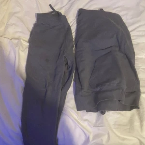 Grått helt grejat sätt - Bra skick inga märken eller liknande storlek s men bra för xs också