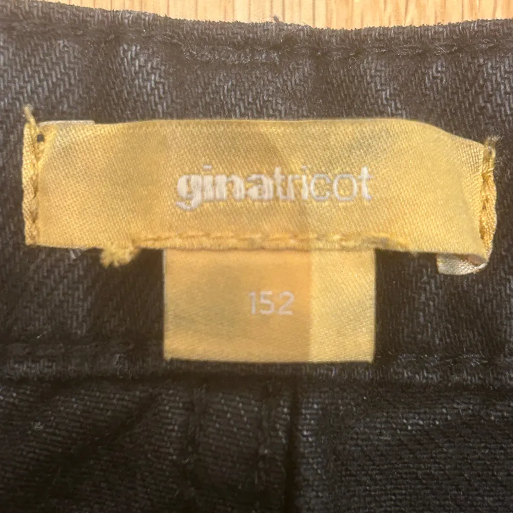 Nu säljer jag dessa svarta/mörkgråa jeansen. De är från Gina Tricot och är i mycket fint skick. Säljer pågrund av att de är för små. . Jeans & Byxor.