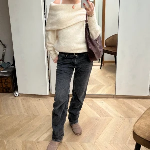 Grå jeans  - Super snygga grå jeans som är låga i midjan. Bra skick.