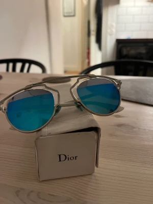 Dior solglasögon - Säljer dessa solglasögon från dior. Ganska slitna!  Nypris 4800:-, diskutera pris 