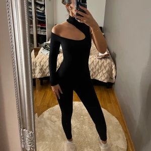 Jumpsuit - Säljer en oanvänd jumpsuit från Zara i strl XS/S för 200 inkl frakt